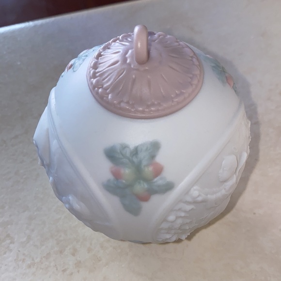 Lladro 1996 Muted Pastel Porcelain Christmas Ornament Collectible - Picture 3 of 9